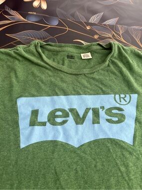 Levi’s short sleeve tee. Mens size L.